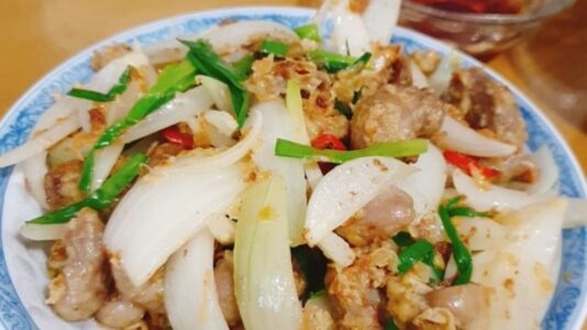 bao tử cá ba sa xào hành tây