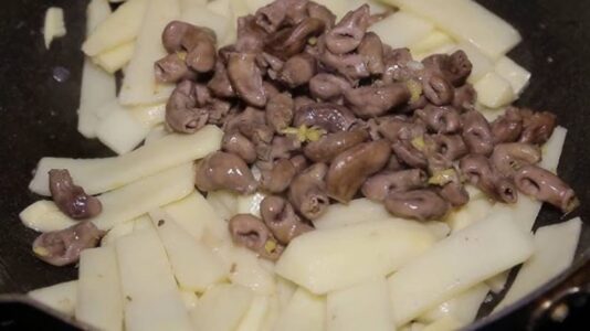 Bao tử cá basa xào măng 