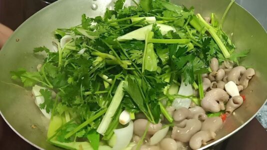 Bao tử cá basa xào rau cần