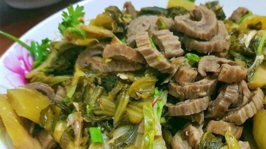 bao tử cá ngừ xào dưa chua​​ 