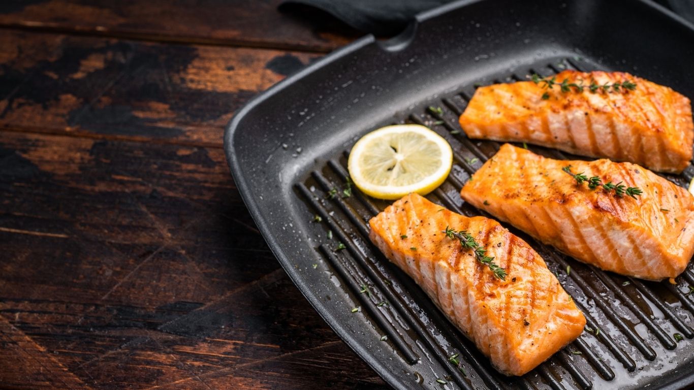 Cá hồi áp chảo