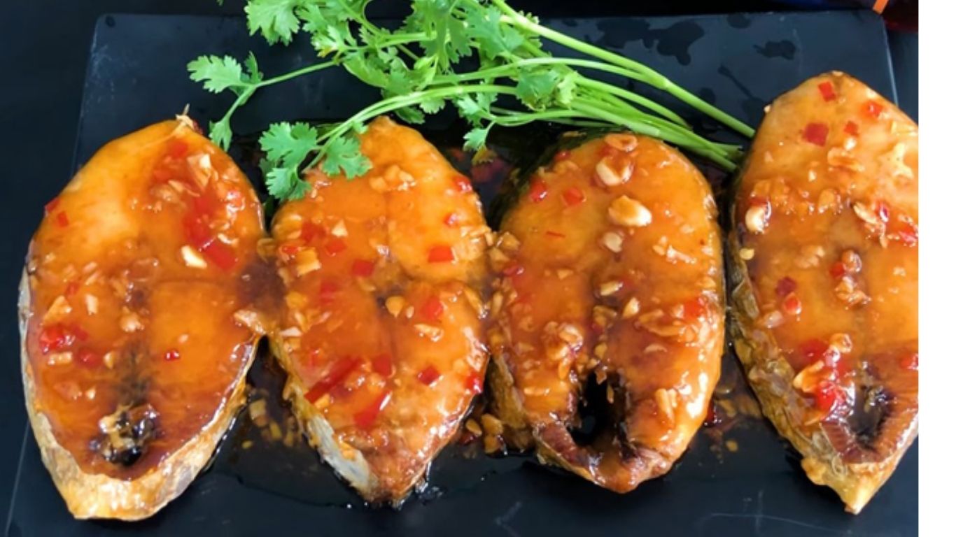 Để món ăn giữ được hương vị ngon nhất, bạn nên biết cách chọn cá thu cắt khúc tươi.